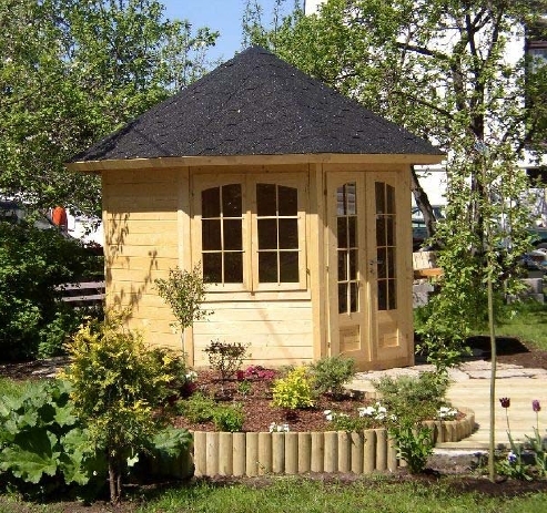 geschlossener Pavillon im Garten